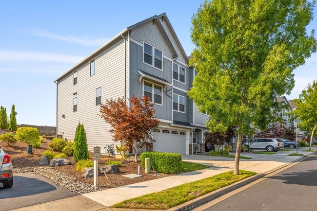 Photo - Beautiful Gated Fisher’s Landing Townhome with 4 Bedrooms, Gas Fireplace & Central AC