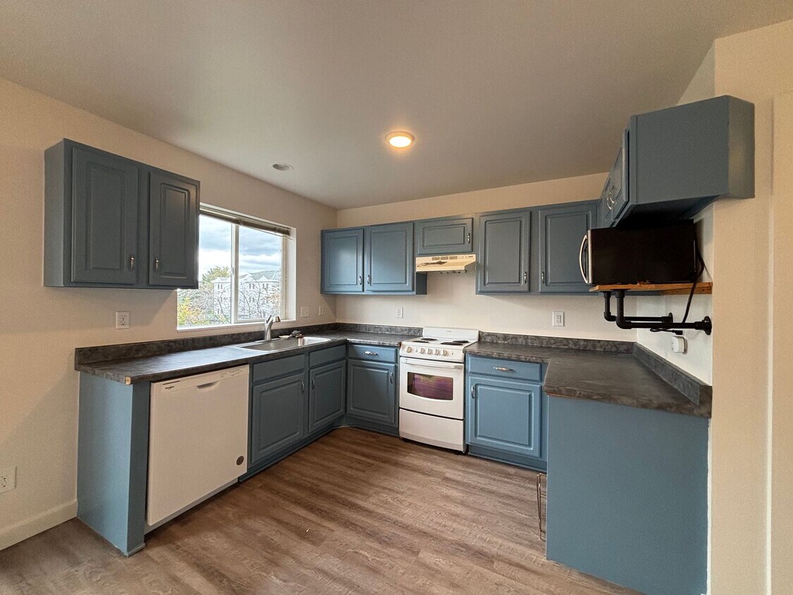 Foto principal - 4 Bedroom Townhome in Hawks Ridge