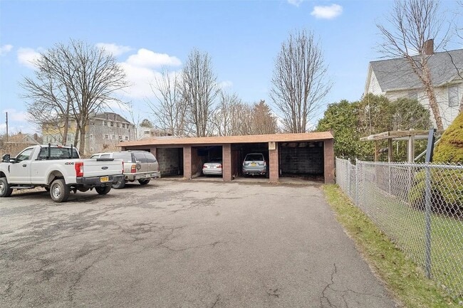 Building Photo - 139 Beethoven St