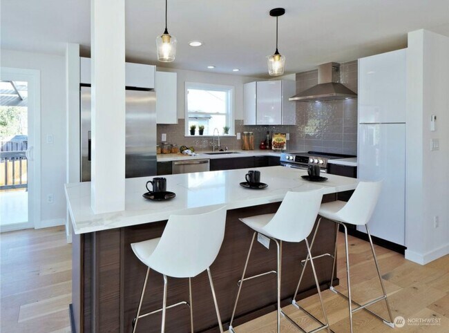Building Photo - Stunning Remodeled Home in West Seattle