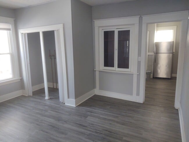 Building Photo - SW 201/203  E Locust