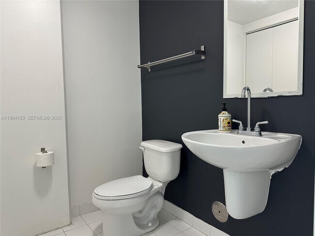 Foto del edificio - 690 SW 1st Ct