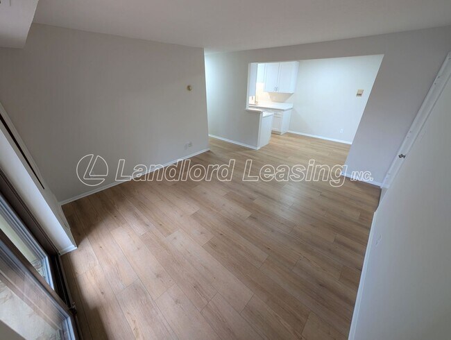 Foto del edificio - Price Reduction!  Updated 2-Bedroom Condo Steps from Crocker Park – Pool & Clubhouse