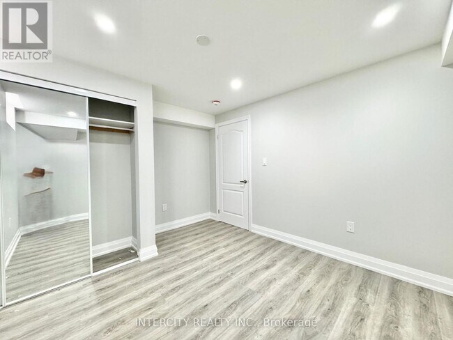 Building Photo - 299 Fleetwood Dr