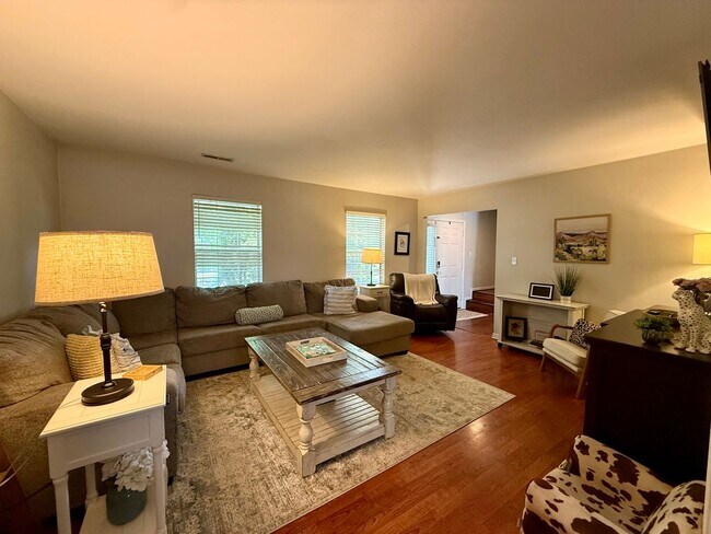 Foto del edificio - 4-bedroom, 2.5-bath home on a cul-de-sac street!