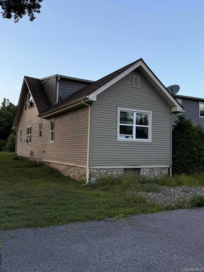 Building Photo - 881 Burlingham Rd