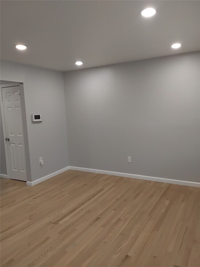 Foto del edificio - 7454 Blanding Dr