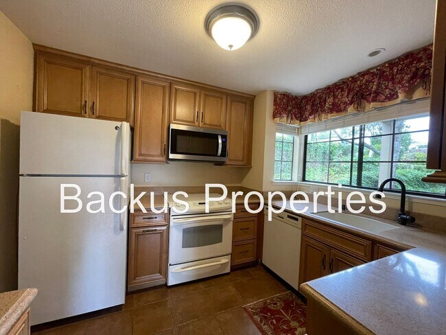 Foto del edificio - 2BD/2BA Condo in Del Rey Oaks – Great Location & Views