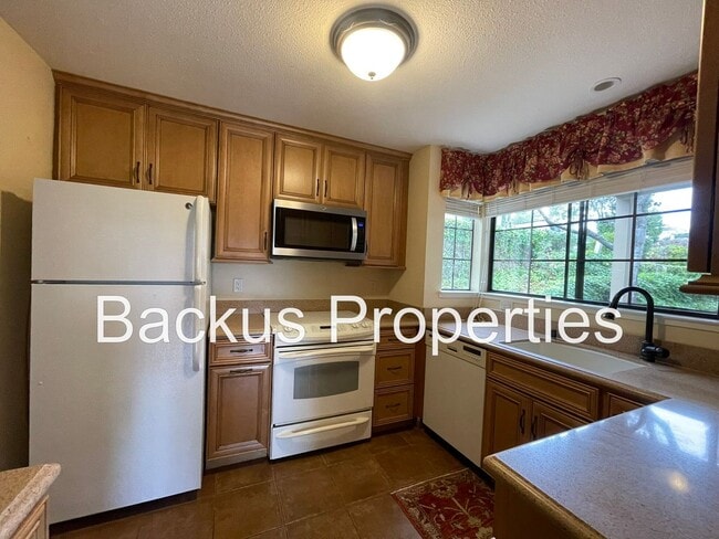 Building Photo - Beautiful two bedroom unit set in hills of Del Rey Oaks