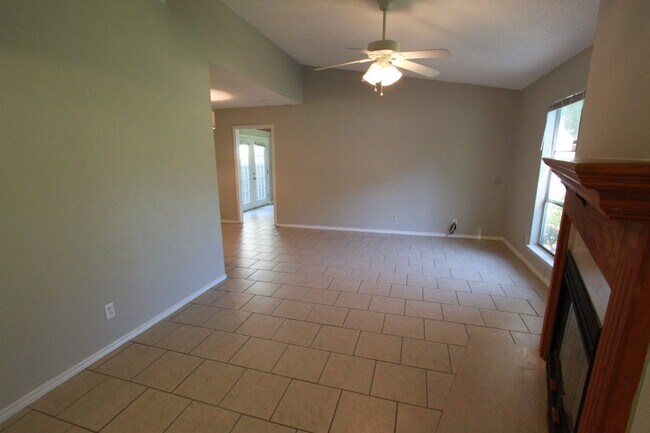 Foto del edificio - Southeast Austin Home with Vaulted Ceilings, Bonus Room & Private Backyard