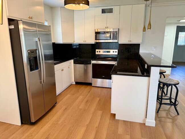 Building Photo - 1353 Holly Heights Dr