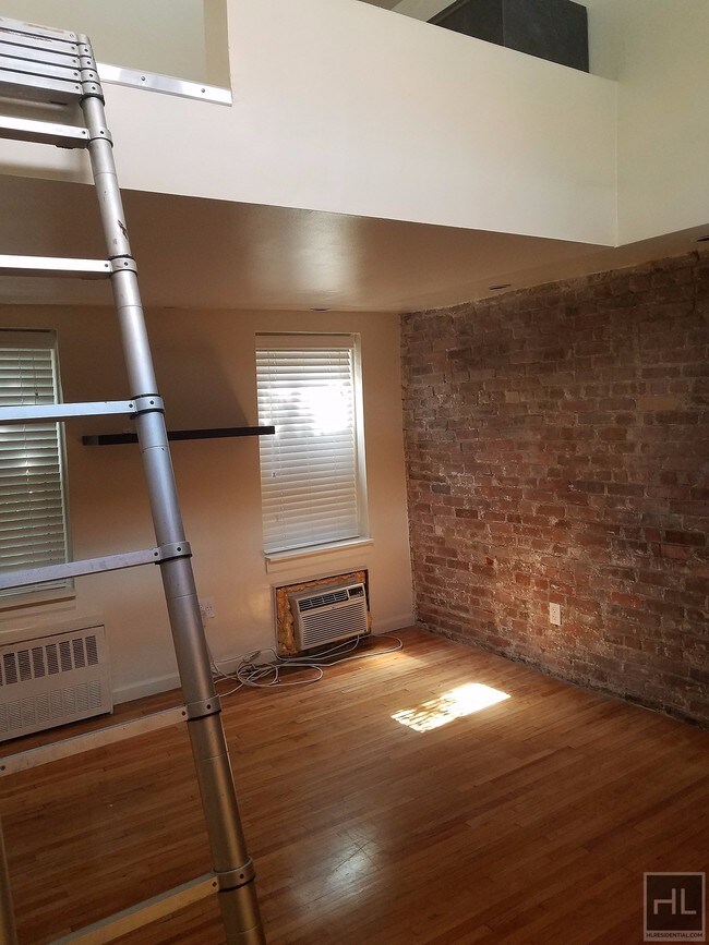 Building Photo - 323 E 21st St