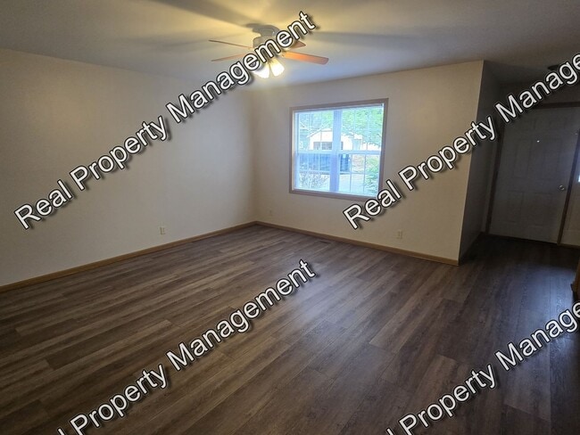Building Photo - Updated 3 Bedroom Townhome