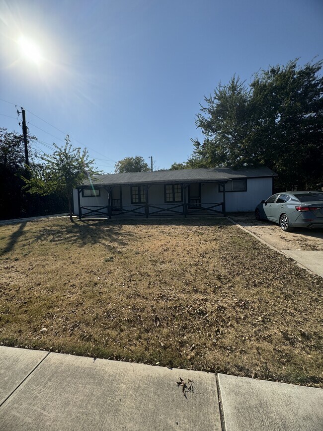 Foto del edificio - 405 N Burleson St