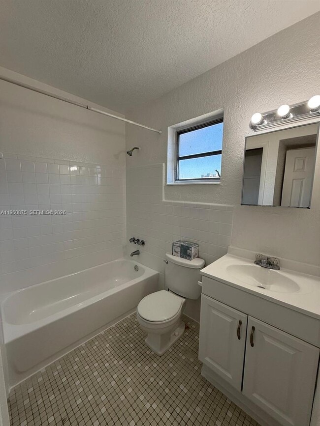 Foto del edificio - 16851 NE 18th Ave