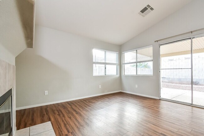 Foto del edificio - 3445 Golden Pedal St