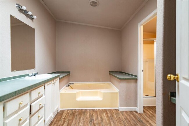Building Photo - 2109 Pershing Dr
