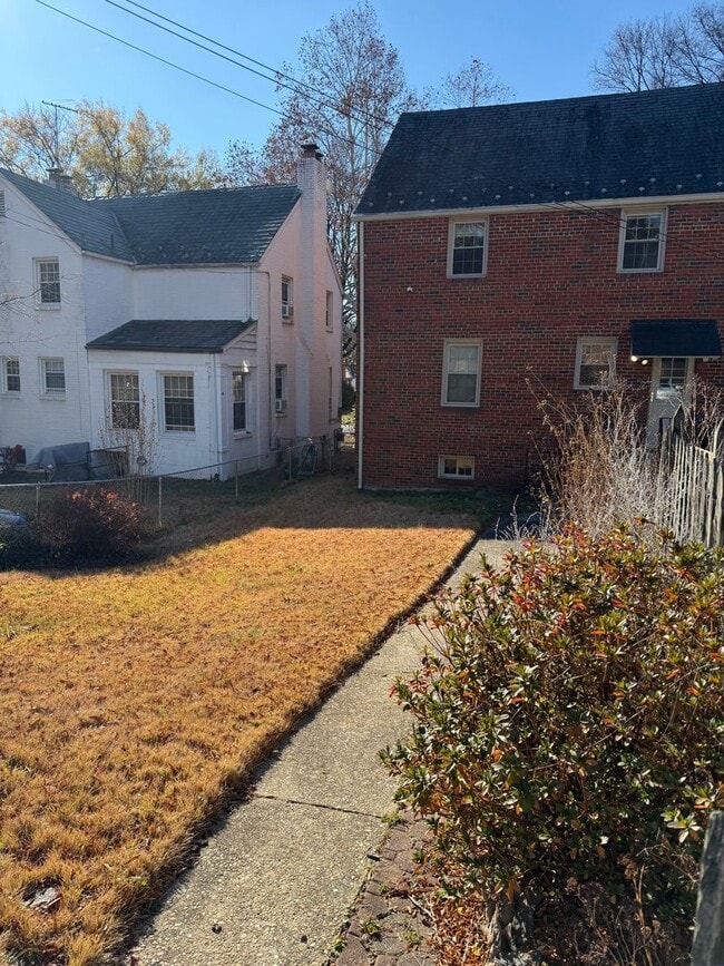 Building Photo - Discover comfort and convenience in charming North Michigan Park!