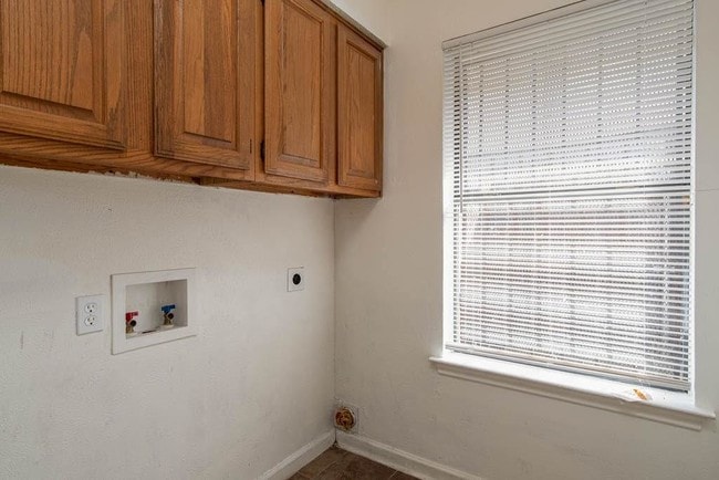 Foto del edificio - 8007 Rothington Rd