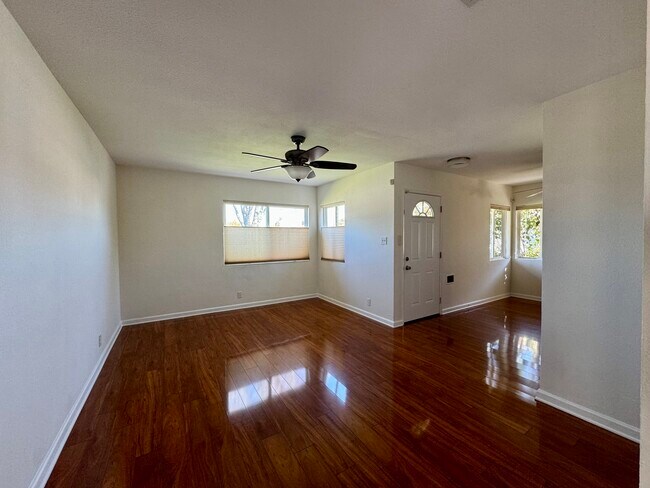 Living Room & Entry - 4717 Garrick Ave