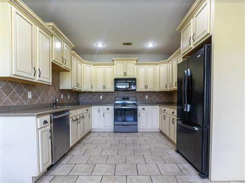 Building Photo - 4700 Inverness Run Dr