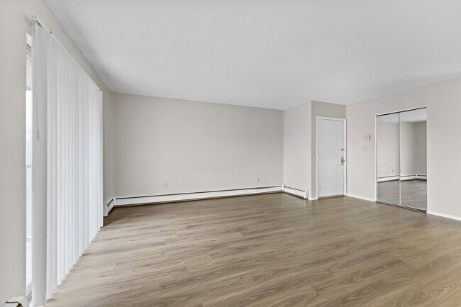 Foto del edificio - 23700 W Warren Ave
