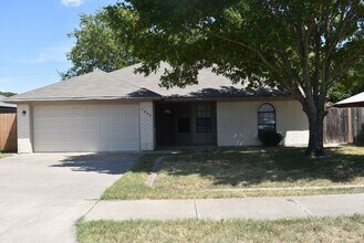 Building Photo - 2606 Hidden Hill Dr
