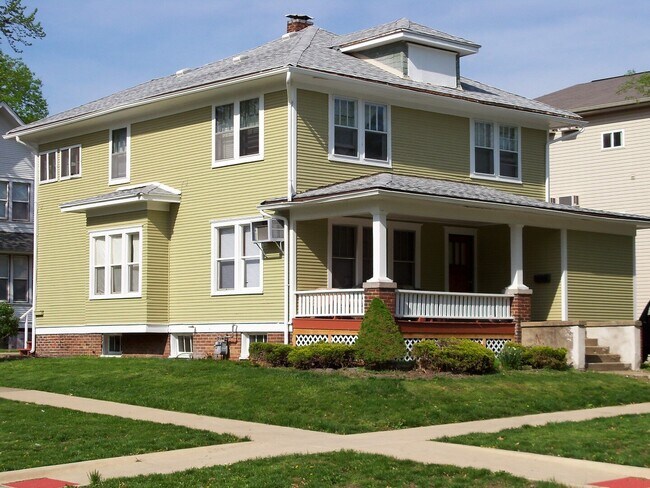 Building Photo - 910 W Stoughton St