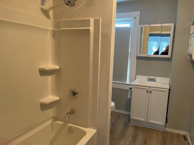 Foto del edificio - 1327 Saint Marys Ave