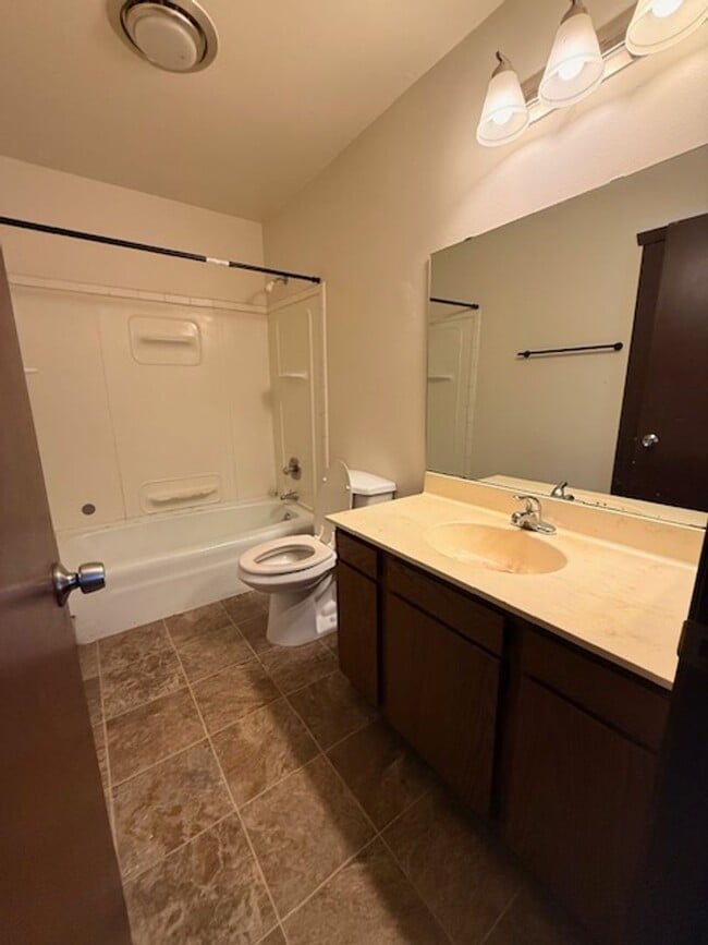 Foto del edificio - 2 Bedroom Upper Duplex