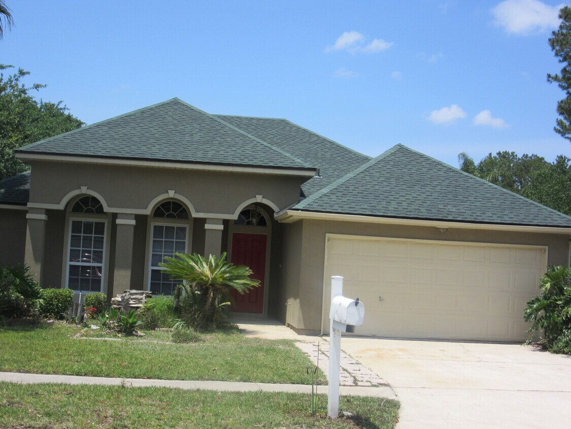 Primary Photo - Very Spacious 4/2 Home in Southern Grove R...