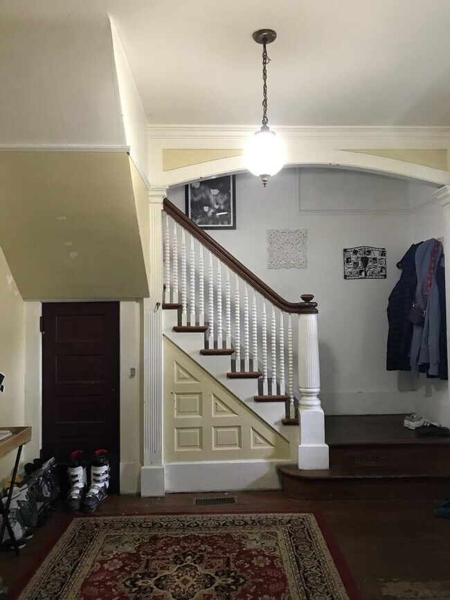 Foto del edificio - PRELEASING: Large 5 Bdrm, 2 Bath Home!
