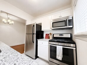Building Photo - 4633-4635-4635 Jamieson Ave