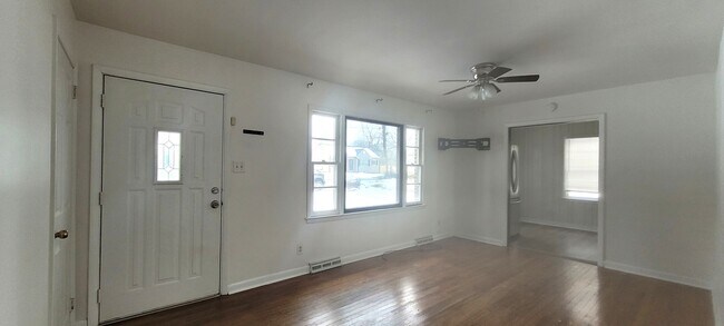 Building Photo - 1907 Apex Pl