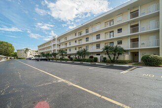 Building Photo - 300 N Hwy A1A