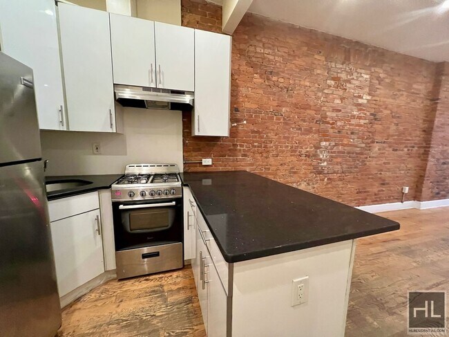 Building Photo - 3BR 2.5BA Floor Thru Duplex w/ Huge Backya...