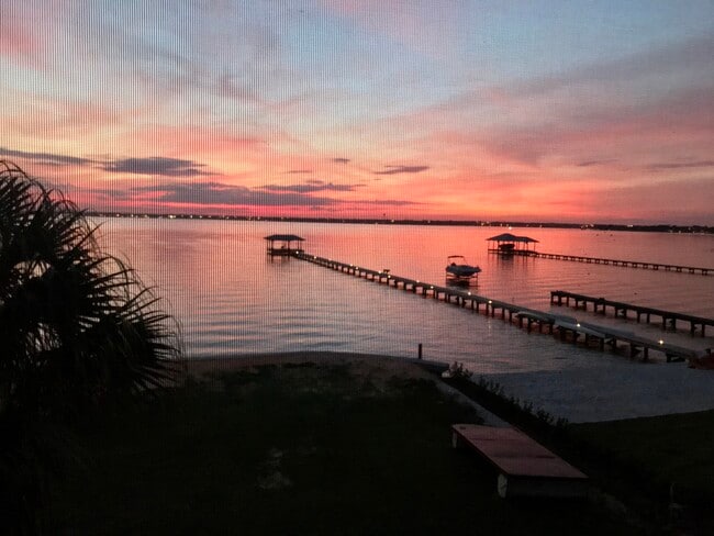 Building Photo - 2381 NW Lakeview Dr