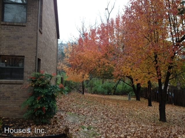 Building Photo - 2233 N East Oaks Dr