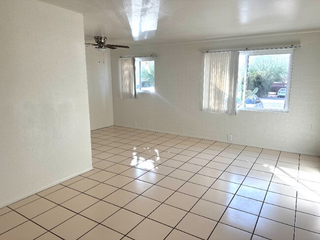 Foto del edificio - 1230 N Dodge Blvd