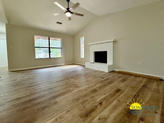 Building Photo - Renovations JUST completed, stunning home!