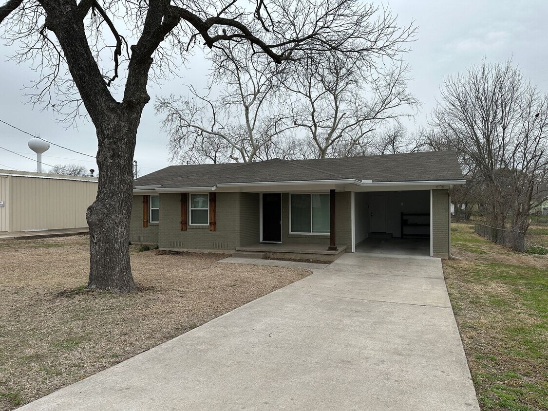 Primary Photo - 3-Bedroom / 2-Bathroom House in Hewitt, Texas