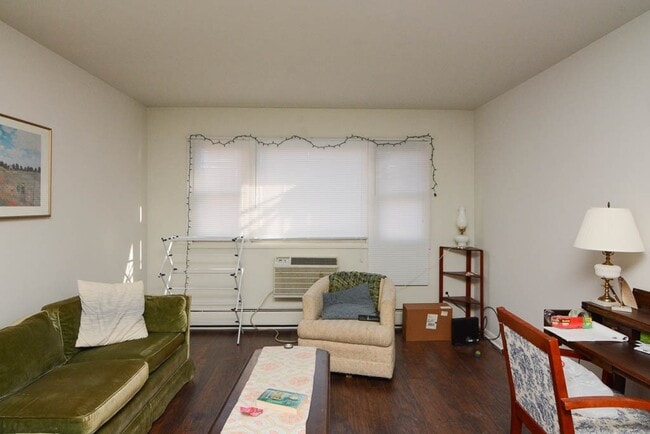 Building Photo - 7319 N Rogers Ave