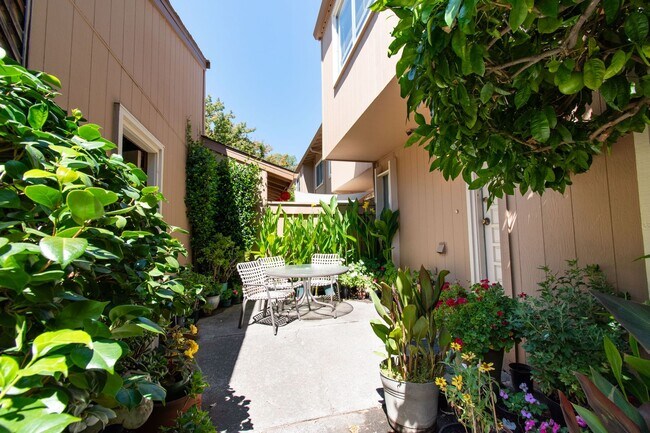Foto del edificio - Spacious and Bright Townhome in Amazing Park like Community with Cupertino Schools and Large 2 Ca...