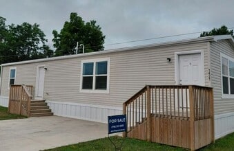 Building Photo - 1498 East Dr