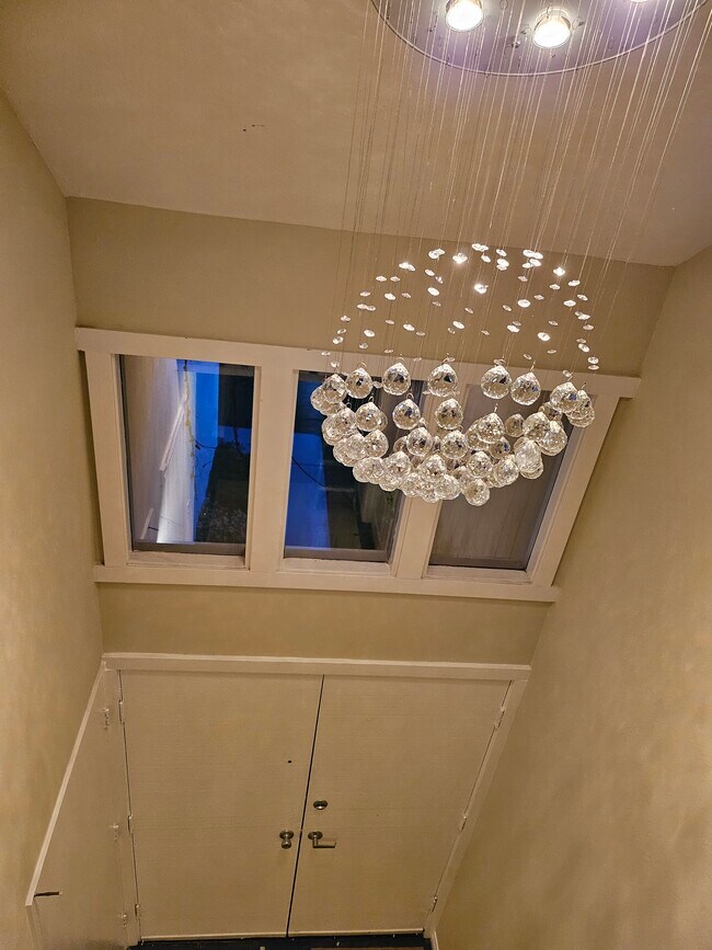 Vista desde la planta superior de la lámpara de araña sobre el vestíbulo. - 17631 Mapes Ave