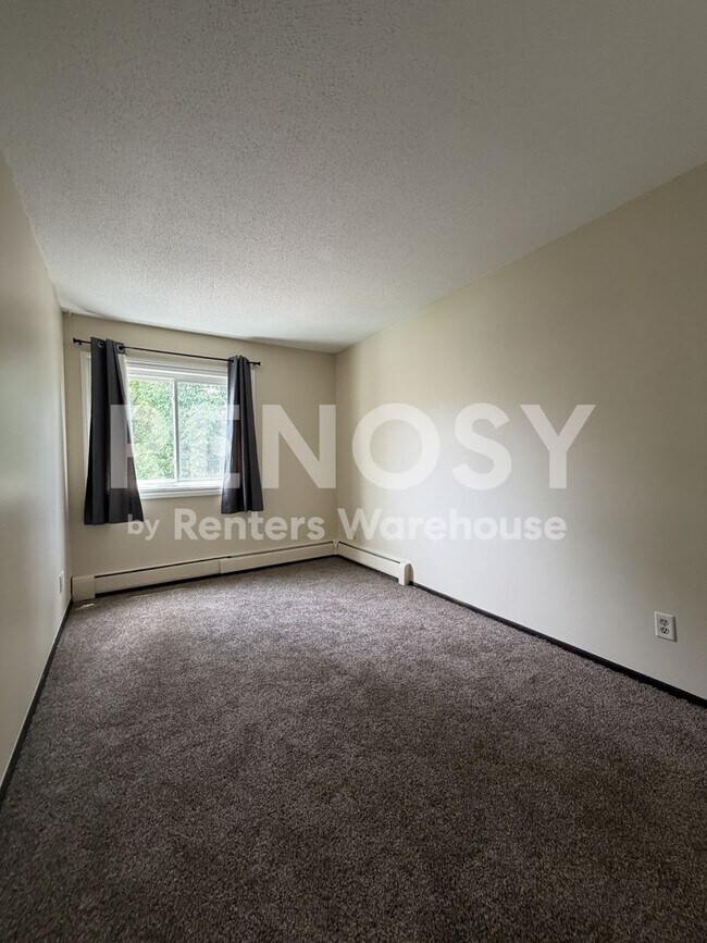 Building Photo - 1601 N Innsbruck Dr