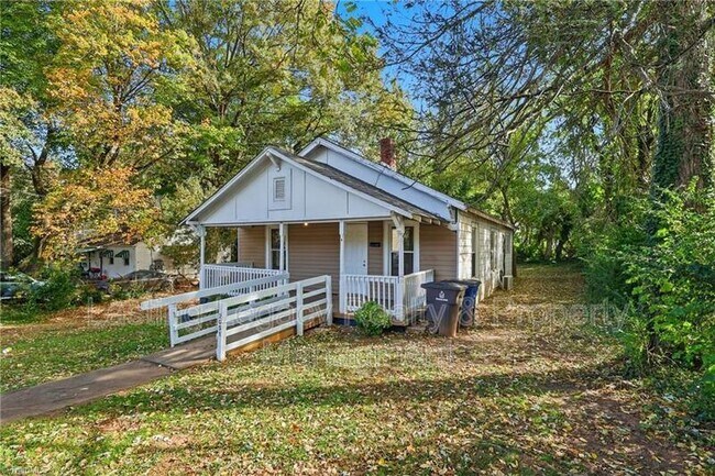 Building Photo - 2051 Bloomfield Dr