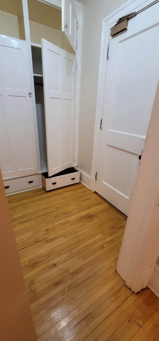 Building Photo - 2011 6th Ave E