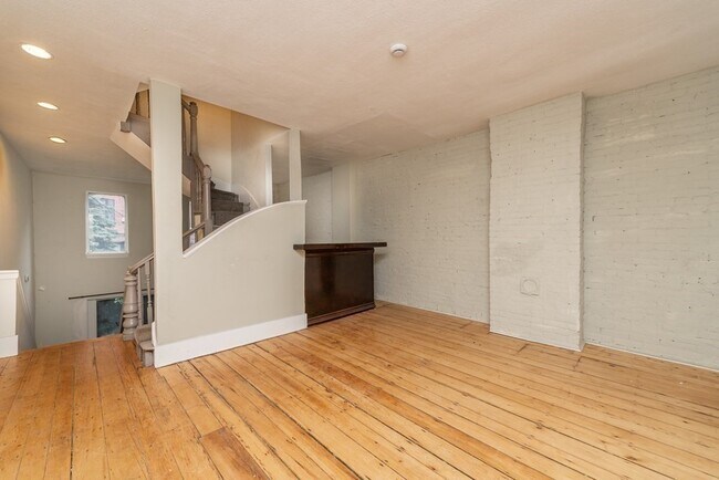 Building Photo - 2 Lawrence St