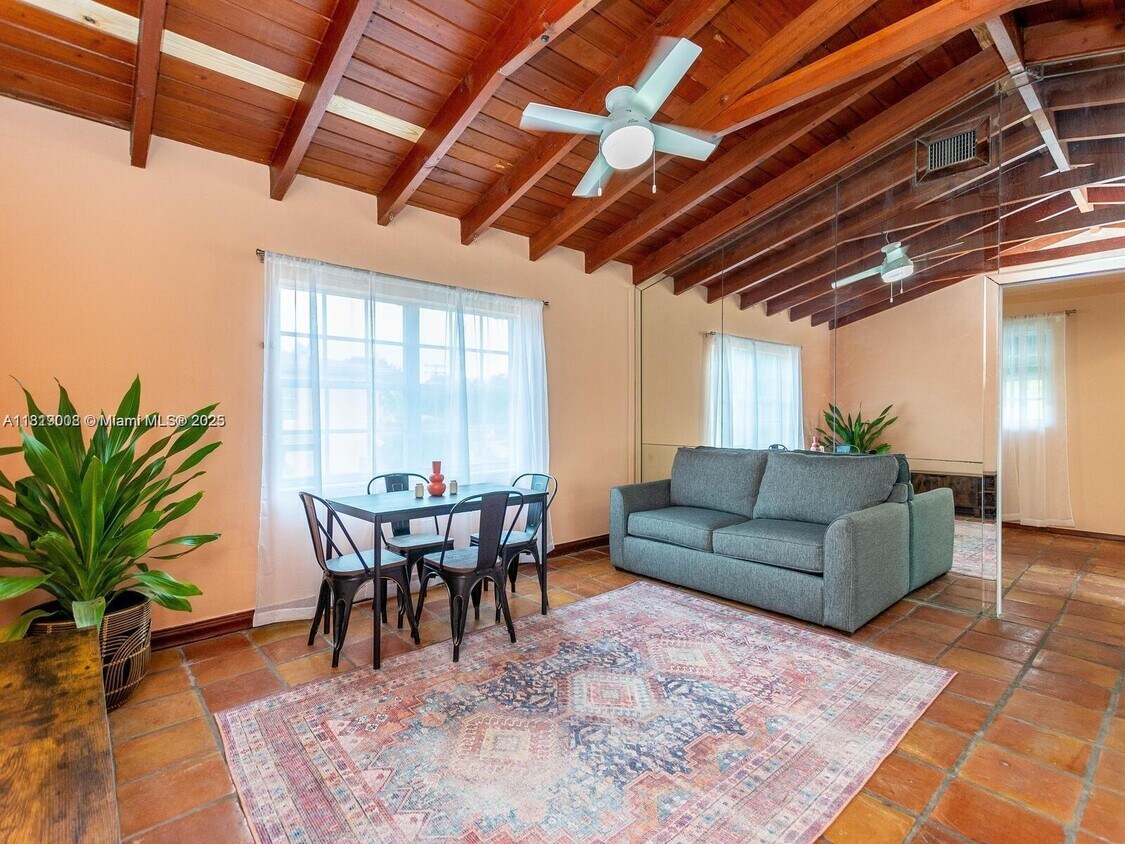 Foto principal - 3352 SW 6th St